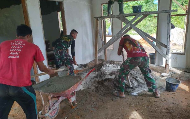 Gotong-royong bangun rumah warga 