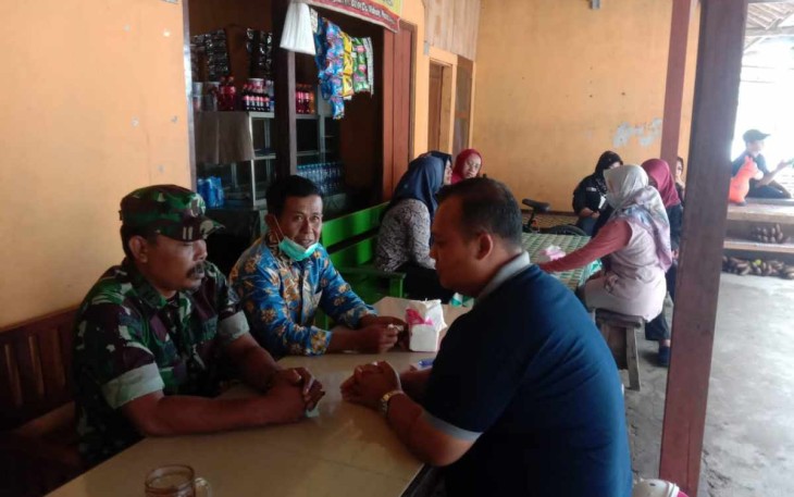 Komsos Babinsa dengan warga binaanya 