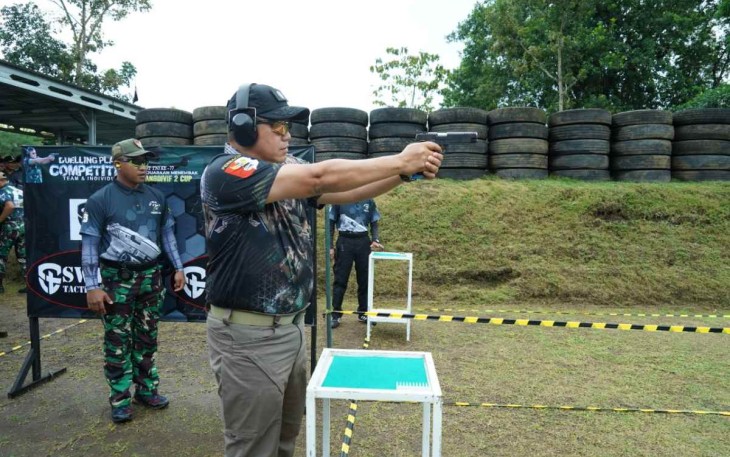 Pangdiv 2 Kostrad Mayjen TNI Syafrial unjuk kebolehan lomba menembak