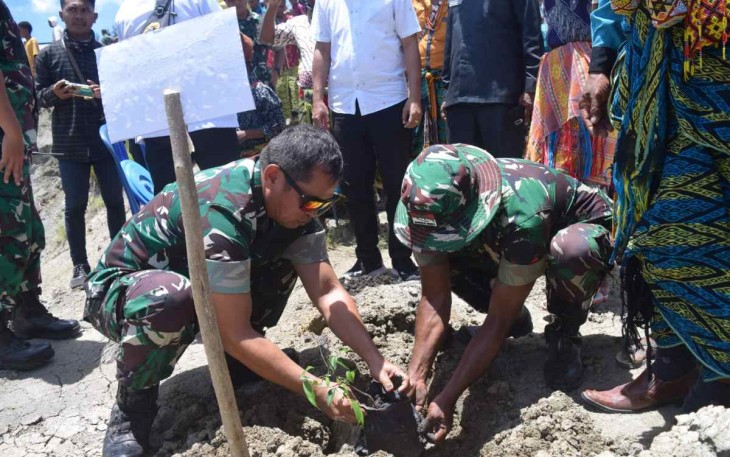 Pangkostrad Letjen TNI Maruli Simanjuntak saat tanam sorgum