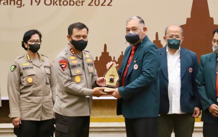 Kapolda Jateng Irjen Pol Ahmad Luthfi saat memberikan cenderamata 