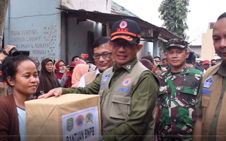 Kepala BNPB saat menyerahkan bantuan