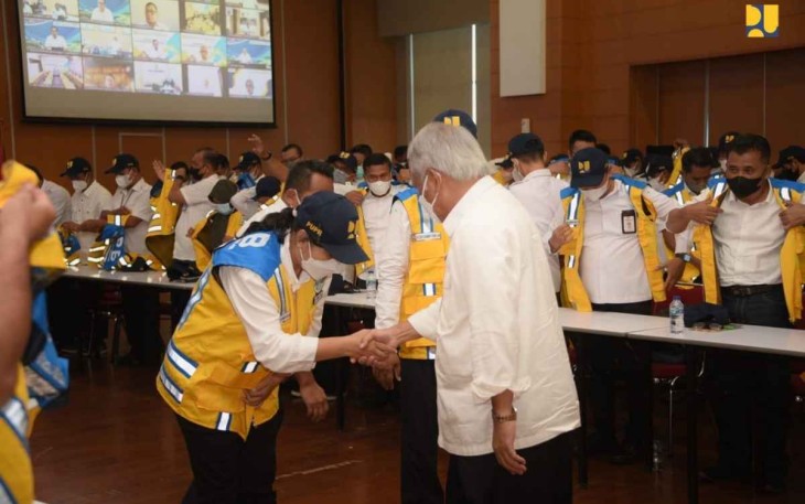 Menteri Basuki saat mengukuhkan unit pengelola bendungan