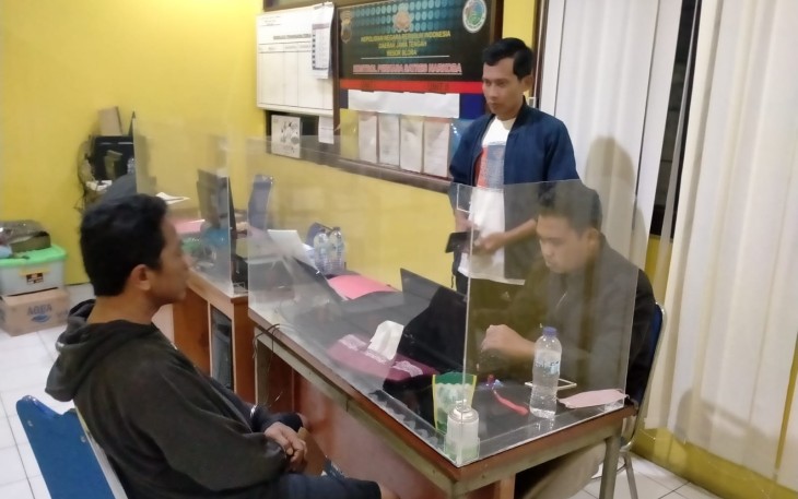 Juru parkir berinisial HS yang diduga jadi kurir sabu saat diperiksa Satresnarkoba Polres Blora.