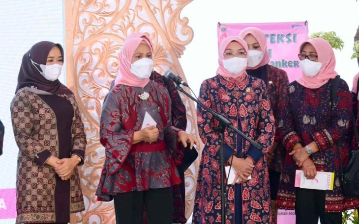 Ibu Iriana saat mensosialisasikan SADARI di Jambi Kamis (20/10)