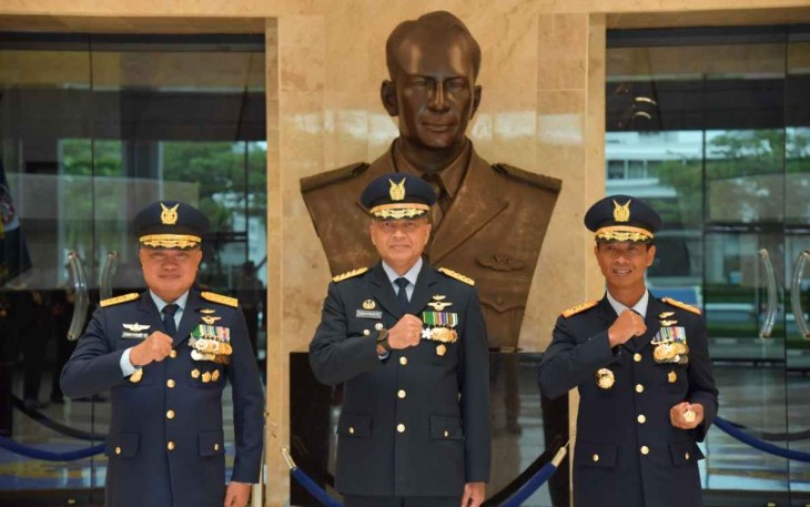 Dankoharmatau Marsda TNI Eddy Supriyono foto bersama usai menerima Bintang Swa Bhuwana Paksa Pratama
