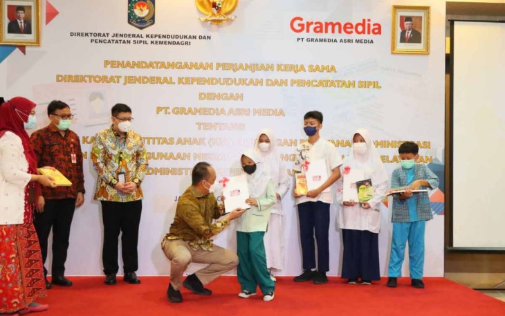 Dirjen Zudan saat memberikan Kartu Intensif Anak