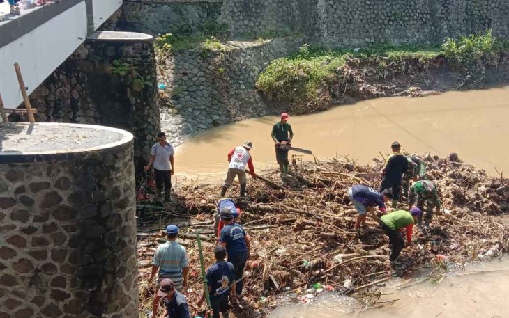 Pembersihan meterial pasca bencana banjir