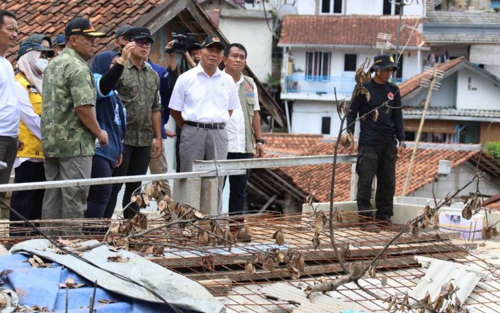 Deputi Bidang Penanganan Darurat BNPB Mayjen TNI Fajar Setyawan (kemeja putih dengan rompi) bersama Menko PMK Muhadjir Effendy (kemeja putih) dan Walikota Bogor Bima Arya (kemeja hijau) mendapat penjelasan terkait kondisi pasca tanah longsor di Kecamatan Bogor Tengah, Kota Bogor, Jawa Barat, Sabtu (22/10).