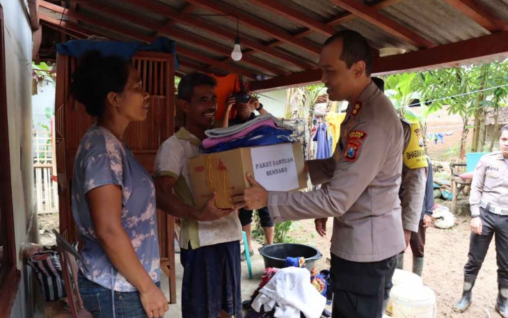 Kapolres Malang AKBP Putu Kholis Aryana saat memberikan bantuan korban banjir 