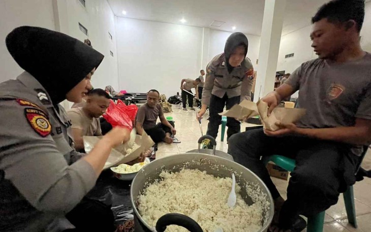 Dapur umum Polres Blitar untuk Korban Banjir