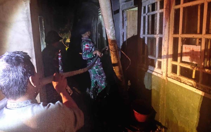 Sigap bantu padamkan kebakaran 