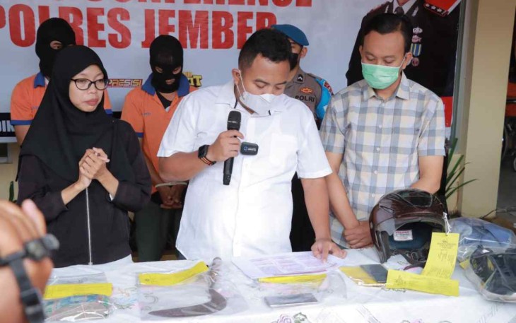 Kasatreskrim Polres Jember AKP Dika saat memberikan keterangan pers kasus perampasan mobil