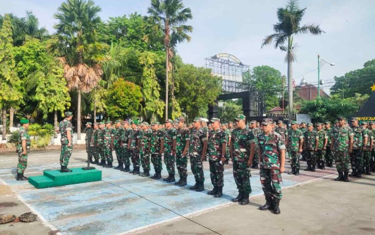Dandim 0720/Rembang Letkol Czi Parlindungan Simanjuntak saat memberikan jamdan 