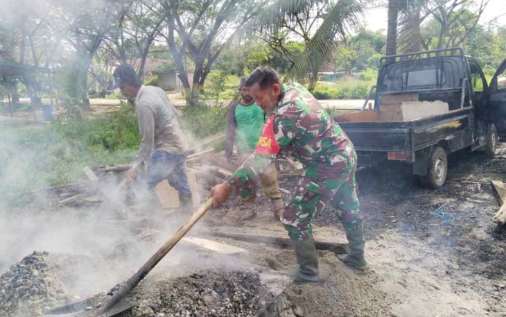 Gotong-royong perbaiki jalan yang rusak di desa binaan