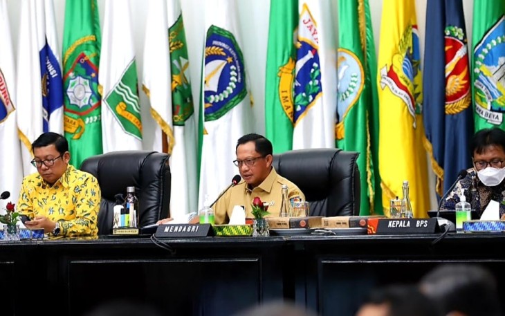 Mendagri Tito saat rakor pengendalian inflasi secara virtual di Jakarta 