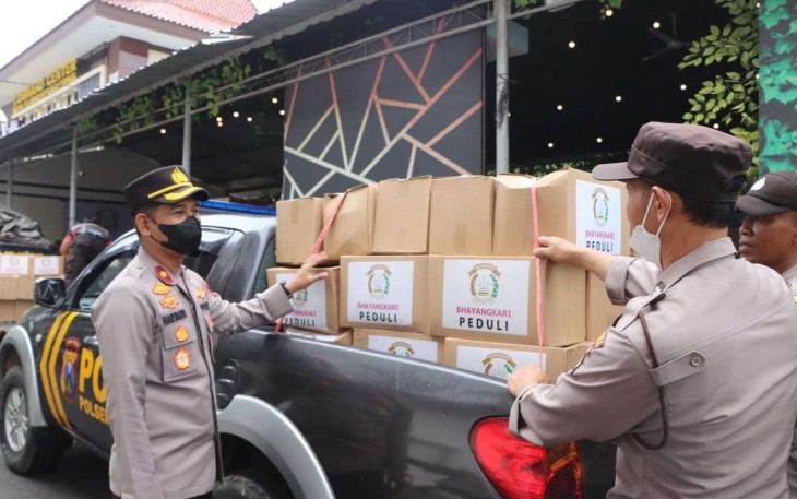 Bansos Bhayangkari Peduli untuk Korban Banjir di Kabupaten Trenggalek 