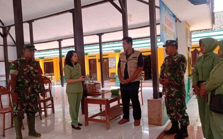 Serahkan Bantuan untuk Korban Bencana Banjir