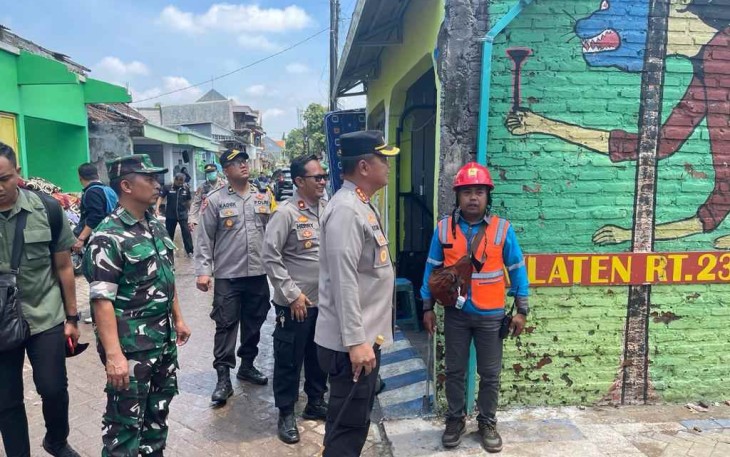 Kapolresta Sidoarjo KBP Kusumo Wahyu Bintoro saat meninjau posko bencana