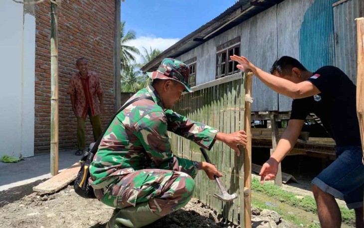 Satgas TMMD pasang pagar masjid Al Ikhlas 