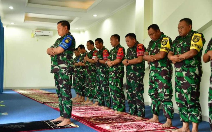 Kasal Laksamana TNI Yudo Margono saat imam salat Dzuhur 