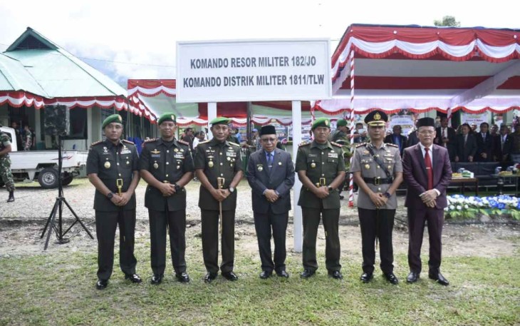 Pangdam Kasuari Mayjen TNI Gabriel Lema foto bersama usai meresmikan Kodim 1811/Teluk Wondama 