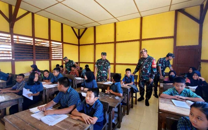 Tim Asnis Garbinter Pusterad kunjungi sekolah di perbatasan 
