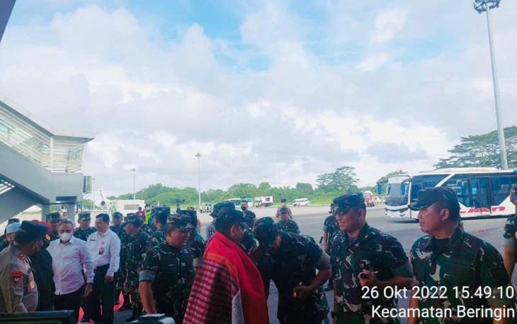 Danrem 023/KS Kol Inf Dodi Triwinarto saat menyambut Kasad