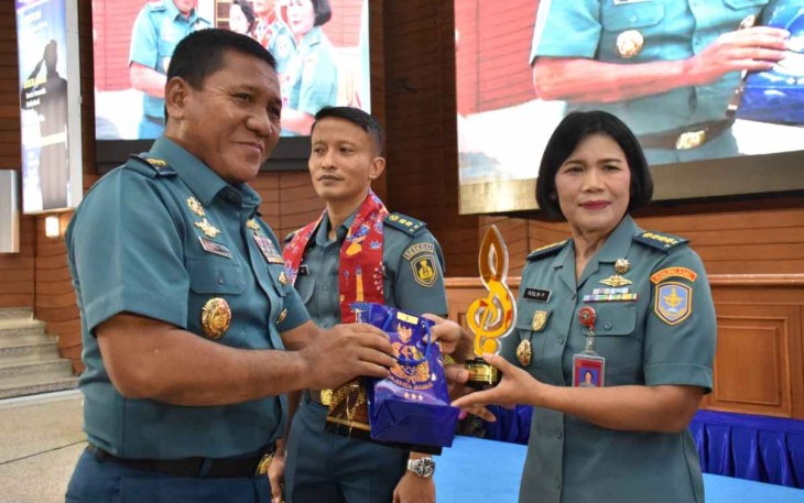 Kolonel Laut (KH/W) Roslin Panjaitan juara pertama lomba Pesparawi TNI AL 