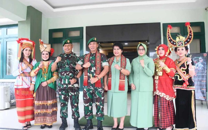 Danrem 142/Tatag Brigjen TNI Farouk Pakar bersama Pangdam XIV Hasanuddin 