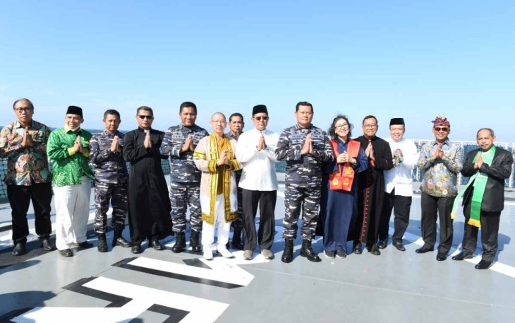 Foto bersama Kasal saat di Surabaya 