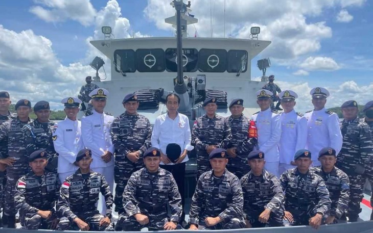 Presiden Jokowi on board di KRI Escolar-871