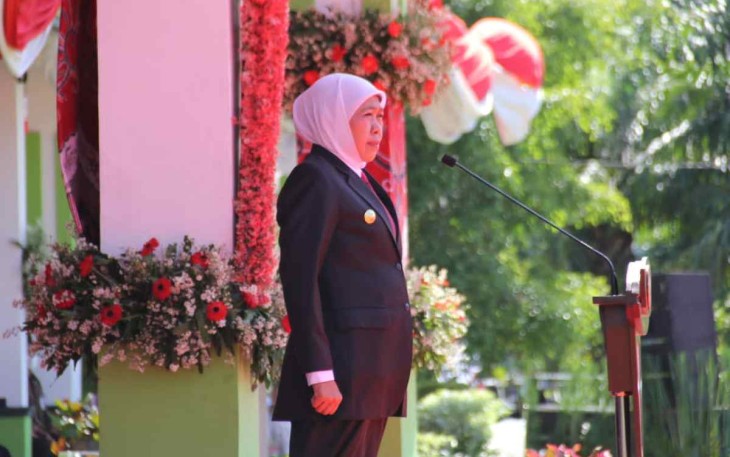 Gubernur Jatim Khofifah Indar Parawansa saat pimpin upacara bendera hari Sumpah Pemuda Ke-94 di Madiun
