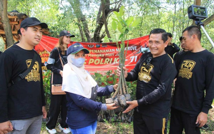 Polrestabes Surabaya tanam Mangrove di kawasan ekowisata Medokan Ayu Surabaya 
