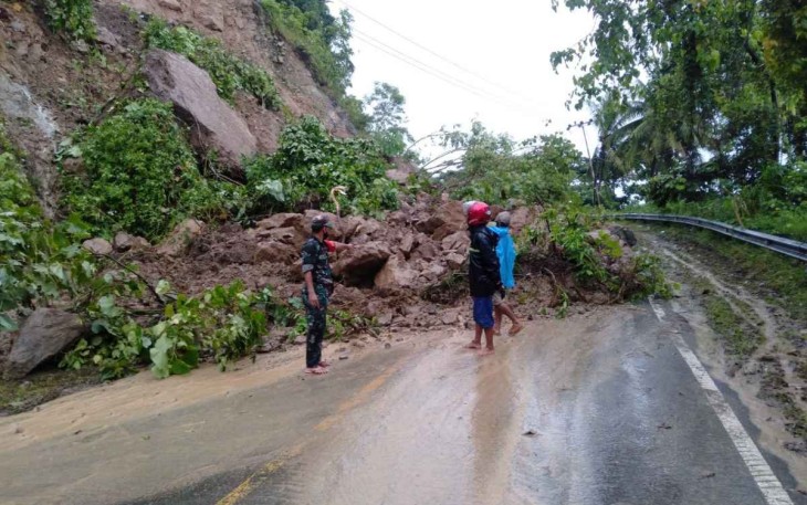 Material longsor menutupi akses jalan Mamuju - Majene