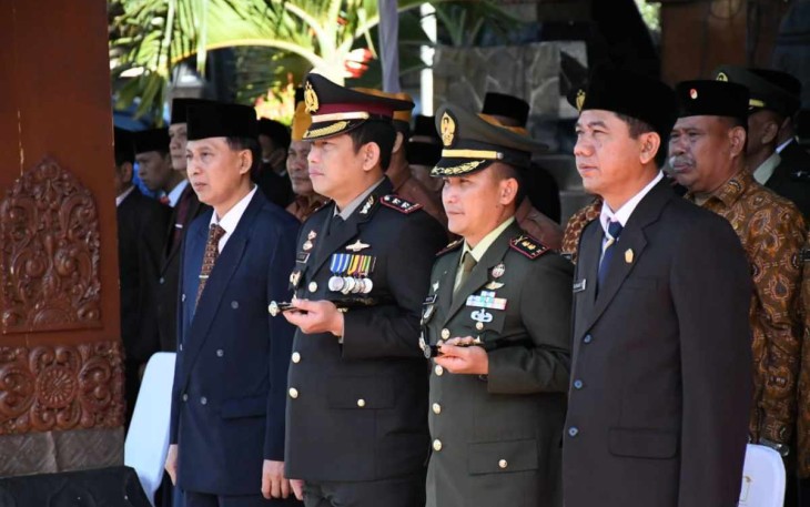 Dandim 0802/Ponorogo Letkol Inf Hirta Juni Adriansyah saat mengikuti upacara bendera hari Sumpah Pemuda 