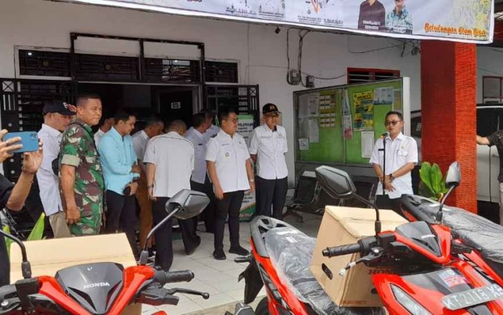 Serka Nasrullah saat pendistribusian unit sepedamotor 