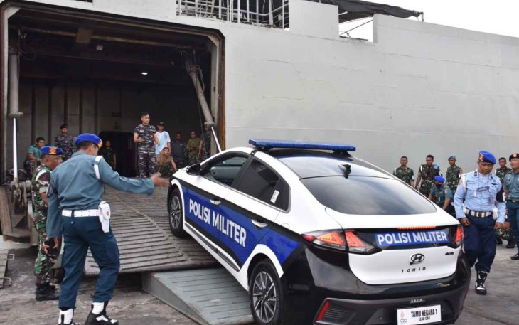 KRI Tanjung Kambani-971 loading kendaraan operasional G20 di Bali