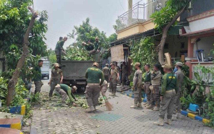 Satpol PP Sidoarjo potong ranting dan bersihkan puing di perumahan warga