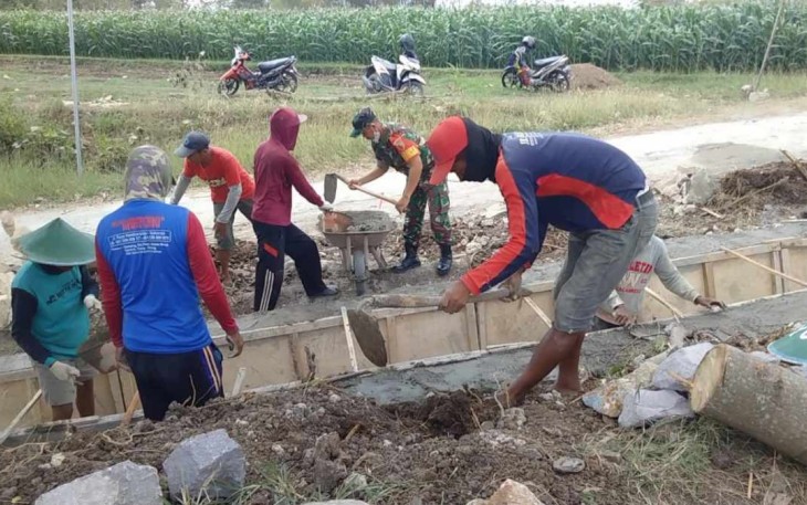 Gotong-royong bangun saluran irigasi desa binaan