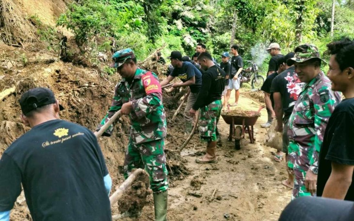 Gotong-royong singkirkan material longsor bersama warga