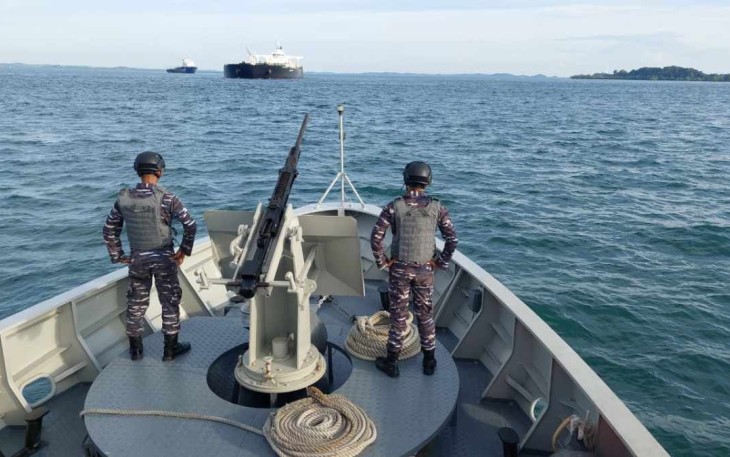 Evakuasi kapal tanker kandas di Pulau Nipa