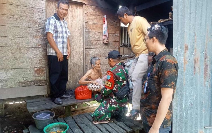 Bagikan sembako warga perbatasan 