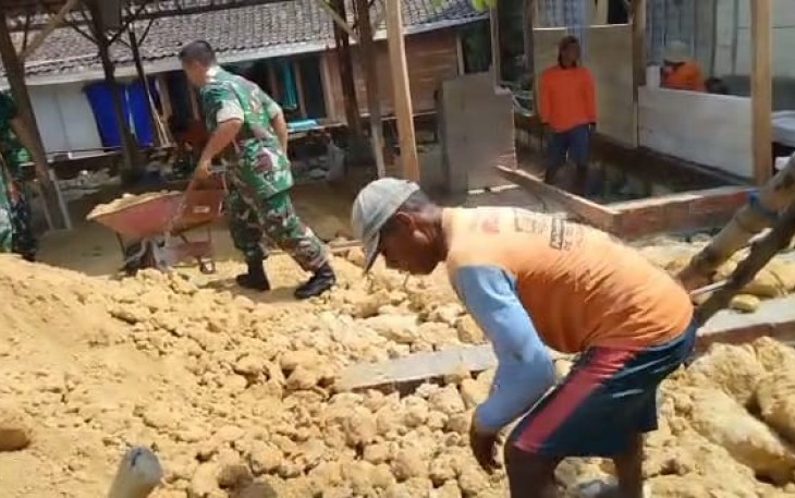 Gotong royong bersama masyarakat bantu bangun rumah warga binaan 