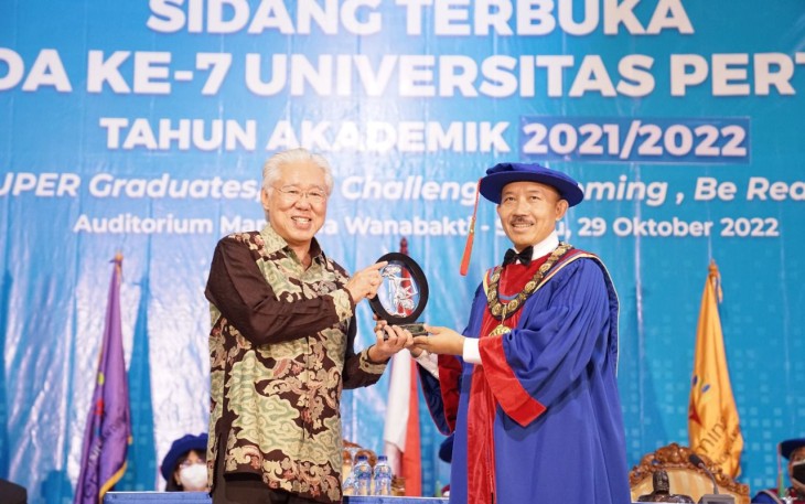 Dokumentasi : Penyerahan penghargaan oleh Rektor Universitas Pertamina Prof. IGN Wiratmaja Puja kepada Drs. Enggartiasto Lukita selaku motivational speaker di Wisuda Ke-7 Universitas Pertamina