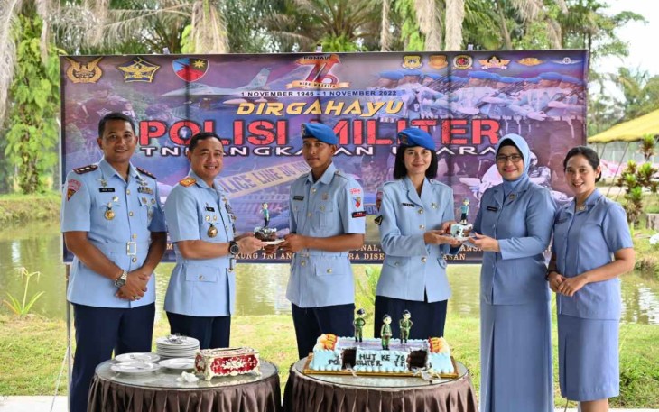 Danlanud RSN Marsma TNI Ian Fuady saat memberikan ucapan selamat jajaran Satpomau 