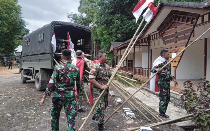 Pemasangan bendera di Kampung Budaya