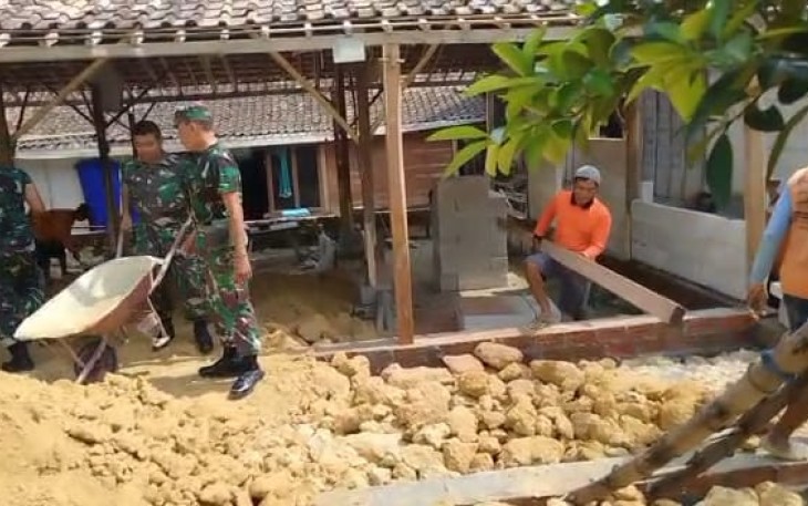 Gotong royong bangun rumah warga binaan 