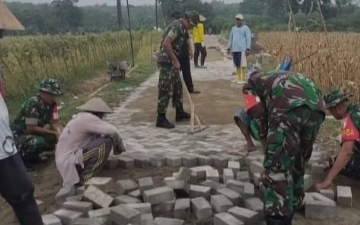 Kerja bakti pavingisasi jalan desa binaan