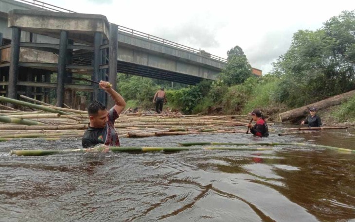 Prajurit satgas yonif 645/Gty terjun langsung bersihkan sampah di aliran sungai